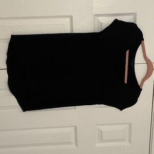 Cable & Gauge Black Top
Has a pocket